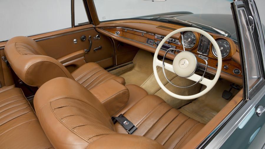 Интерьер Mercedes-Benz 300 SE Cabriolet 1962 года  (UK) (фото 12 из 19)
